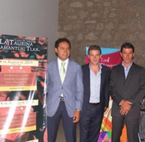 Angelino, Casas y Pimentel en la presentación de los carteles.